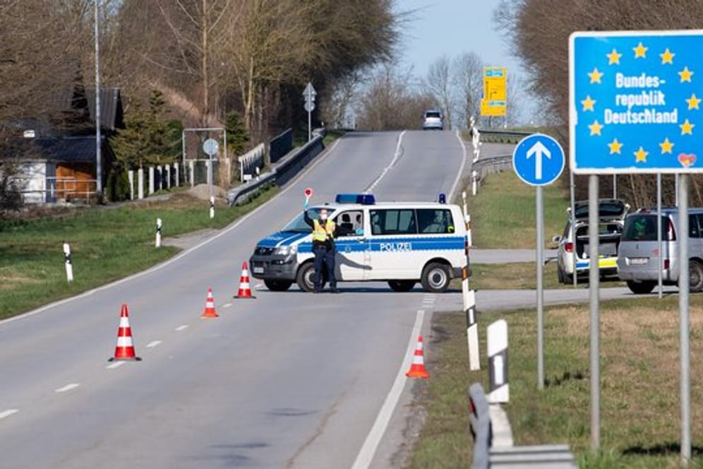 Polizisten an der Bundesstraße 512 in der Nähe von Neuhaus am Inn an einer Kontrollstelle an der Grenze zu Österreich.
