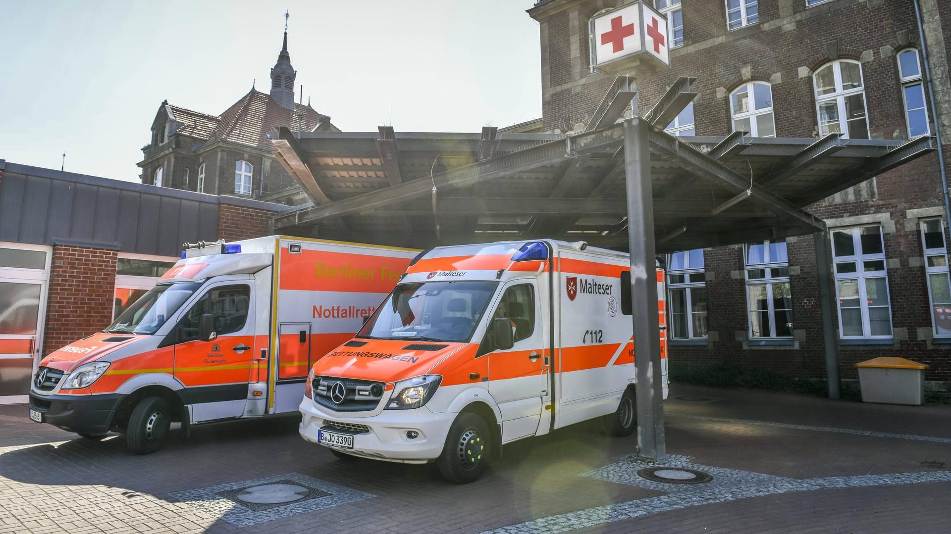 Blick auf die Rettungsstelle der DRK-Klinik Westend in Berlin: Ein Mann soll eine tote Frau dort abgegeben haben.