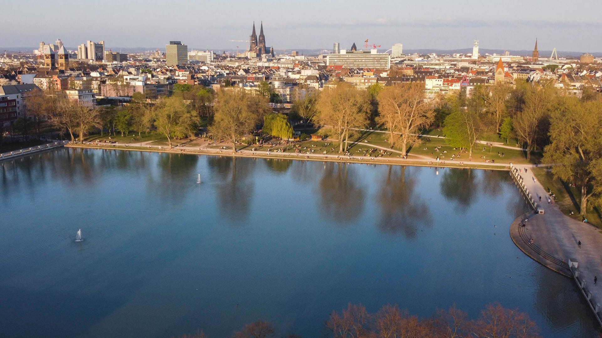 Der Aachener Weiher in Köln: In der Nähe wurde ein 26-Jähriger mutmaßlich getötet. Der Aachener Weiher in Köln: In der Nähe wurde ein 26-Jähriger mutmaßlich getötet.