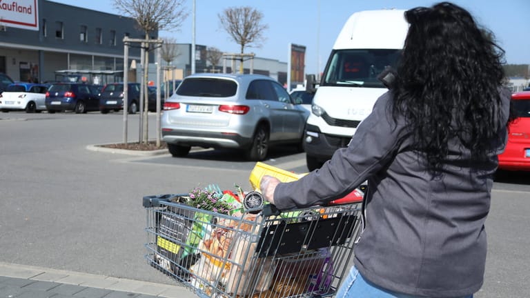 Eine Frau beim Einkaufen: Gerade schwankende Ausgaben können viele Menschen nicht genau beziffern.