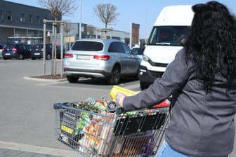 Eine Frau beim Einkaufen: Gerade schwankende Ausgaben können viele Menschen nicht genau beziffern.