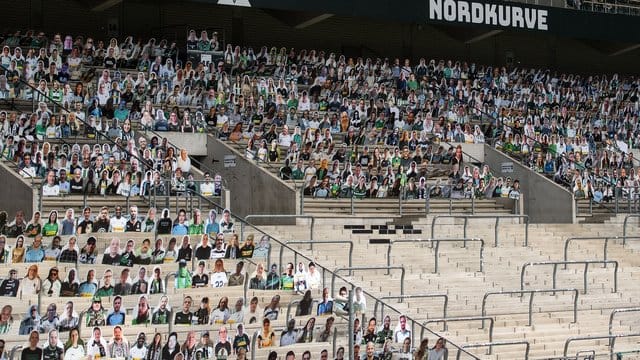 Im Borussia-Park stehen Pappaufsteller von Fans von Borussia Mönchengladbach.