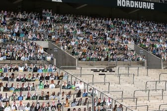 Im Borussia-Park stehen Pappaufsteller von Fans von Borussia Mönchengladbach.