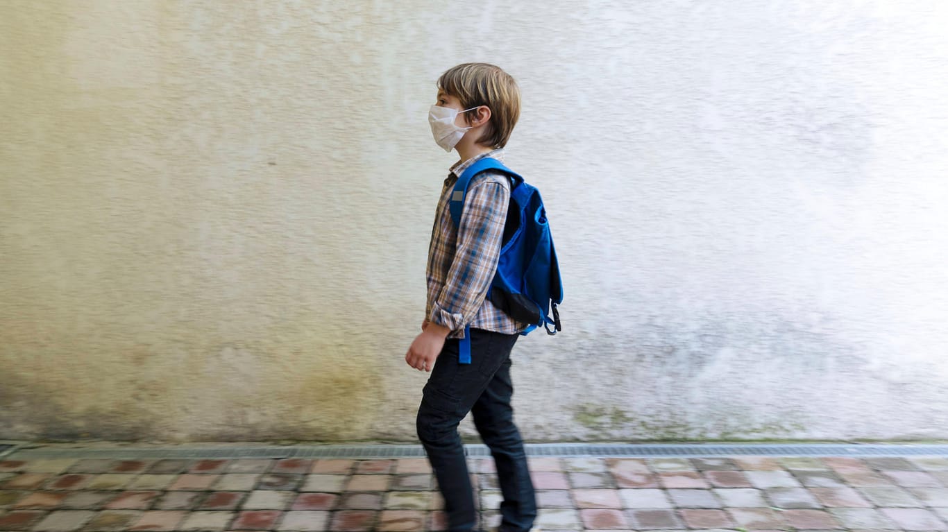 Kind mit Rucksack und Maske: Ein Zehnjähriger war frustiert vom Homeschooling und lief deshalb von Zuhause weg. (Symbolbild)