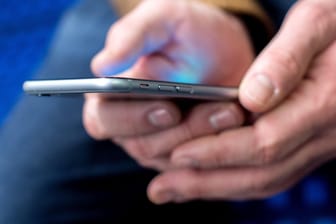 Smartphone in der Hand: Die Corona-Warn-App der Bundesregierung soll voraussichtlich Mitte Juni in einer ersten Version zur Verfügung stehen.