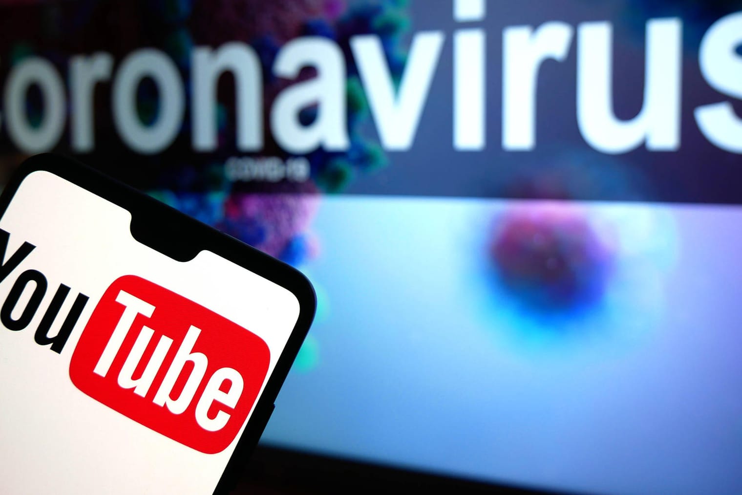 Das Logo von YouTube mit dem Schriftzug "Coronavirus" im Hintergrund: Auf der Videoplattform kursieren viele Falschmeldungen zur Coronavirus-Pandemie.