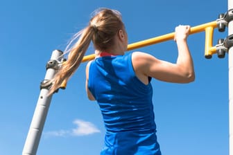 Klimmzug: Je weiter die Hände bei der Übung auseinander sind, desto schwerer fällt der Zug nach oben.