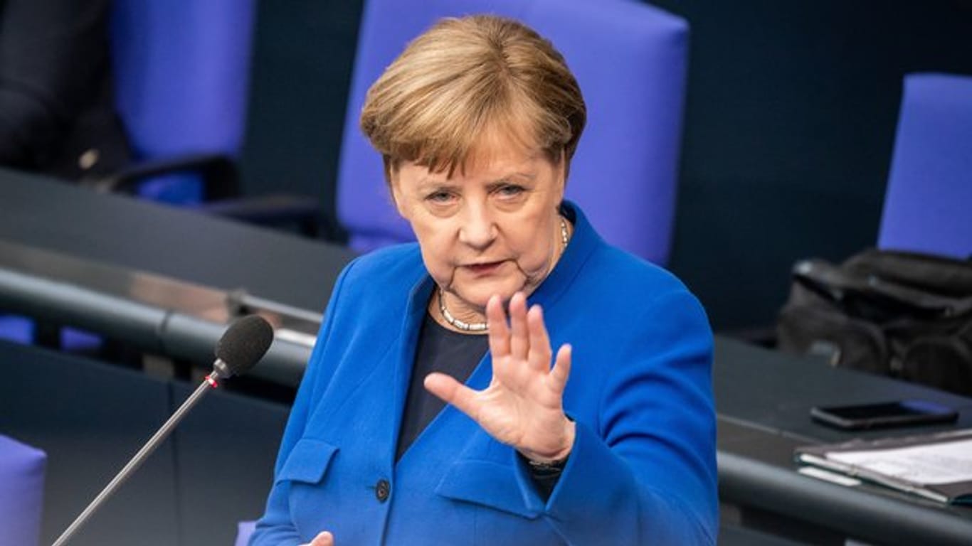 Angela Merkel stellt sich im Bundestag den Fragen der Abgeordneten.
