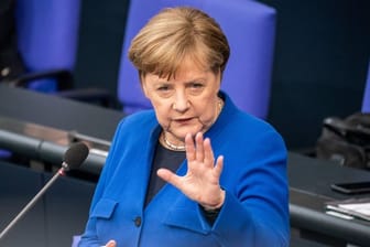 Angela Merkel stellt sich im Bundestag den Fragen der Abgeordneten.