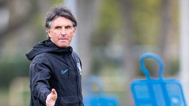 Bruno Labbadia gibt sein Debüt an der Seitenlinie als Trainer von Hertha BSC. Bruno Labbadia gibt sein Debüt an der Seitenlinie als Trainer von Hertha BSC.
