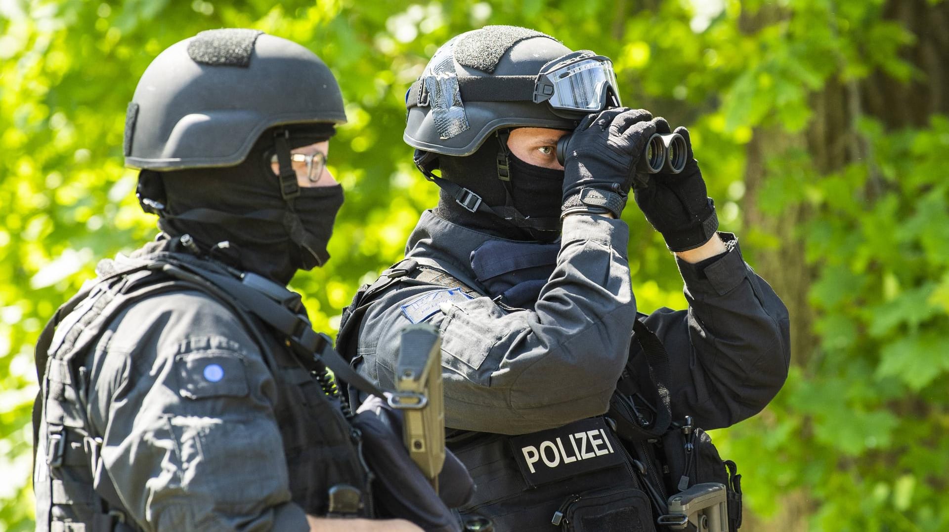 Vermummte Polizisten bei einem Einsatz (Archivbild): In Sachsen haben Beamte Waffen und Sprengstoff bei einem Mitglied des Kommando Spezialkräfte entdeckt.