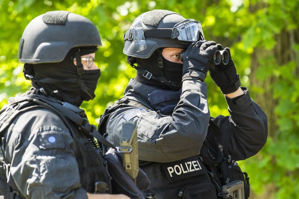 Vermummte Polizisten bei einem Einsatz (Archivbild): In Sachsen haben Beamte Waffen und Sprengstoff bei einem Mitglied des Kommando Spezialkräfte entdeckt.