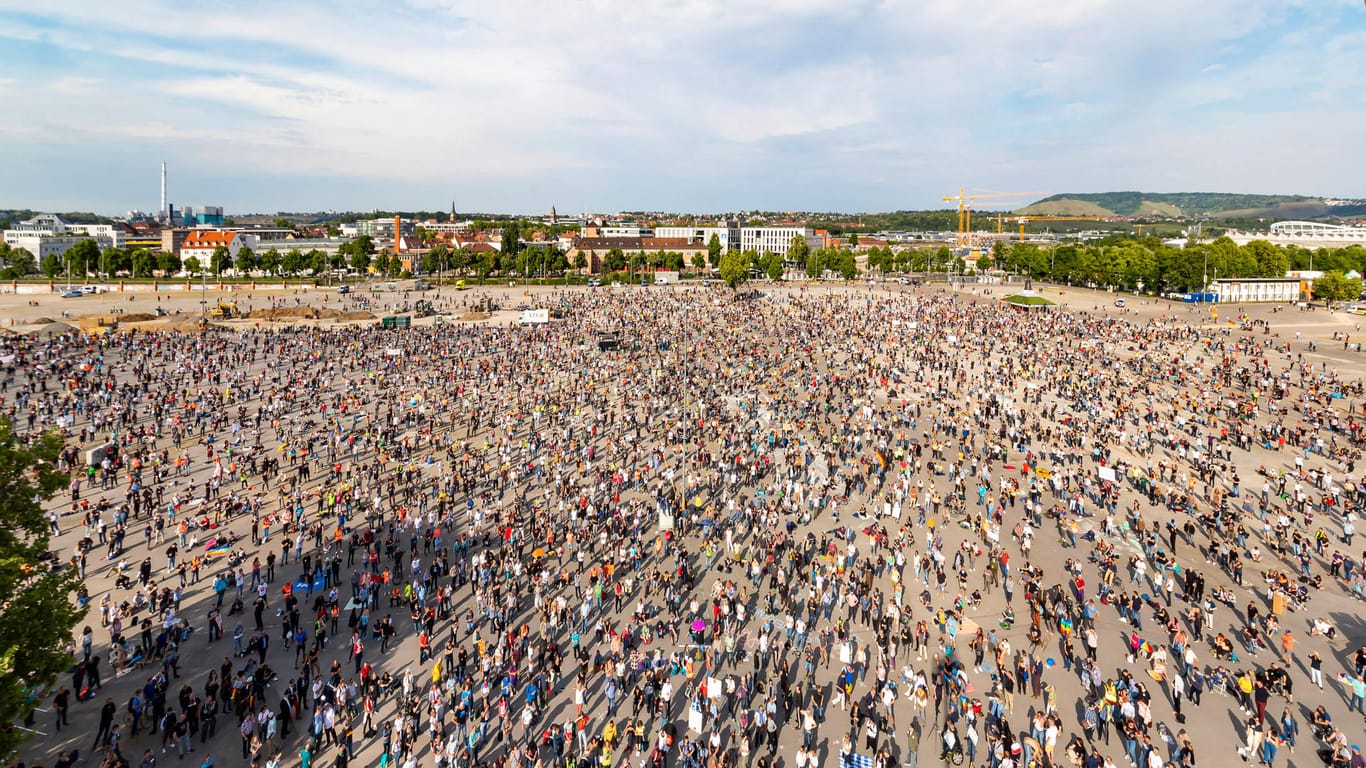 Tausende Menschen demonstrieren in Stuttgart gegen Corona-Beschränkungen: Demonstriert wurde auf dem Cannstatter Wasen.