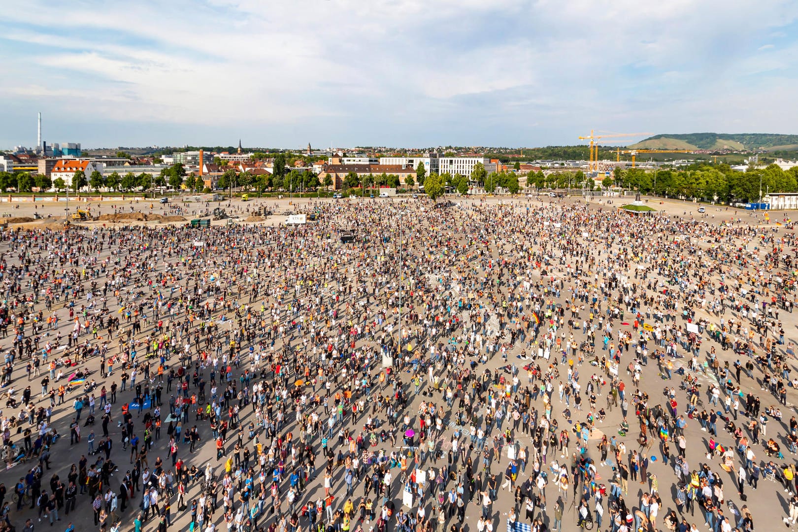 Tausende Menschen demonstrieren in Stuttgart gegen Corona-Beschränkungen: Demonstriert wurde auf dem Cannstatter Wasen.