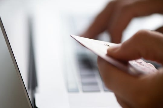 Ein Nutzer am Rechner: Amazon-Kunden müssen sich vor Betrügern vorsehen, die mit Phishing-Mails die Zugangs- und Zahlungsdaten abgreifen wollen.