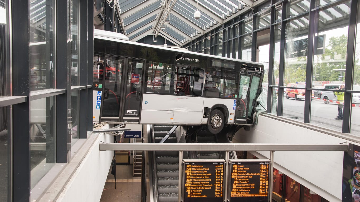 Ein Gelenkbus hängt über einer Rolltreppe im Busbahnhof Bergedorf: Zwei Personen wurden bei dem Unfall verletzt.