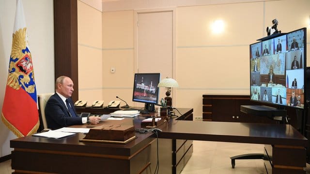 Wladimir Putin, Präsident von Russland, wendet sich per Videokonferenz aus dem Anwesen Nowo-Ogarjowo in einer Fernsehansprache an die Nation. Wladimir Putin, Präsident von Russland, wendet sich per Videokonferenz aus dem Anwesen Nowo-Ogarjowo in einer Fernsehansprache an die Nation.