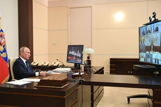 Wladimir Putin, Präsident von Russland, wendet sich per Videokonferenz aus dem Anwesen Nowo-Ogarjowo in einer Fernsehansprache an die Nation.