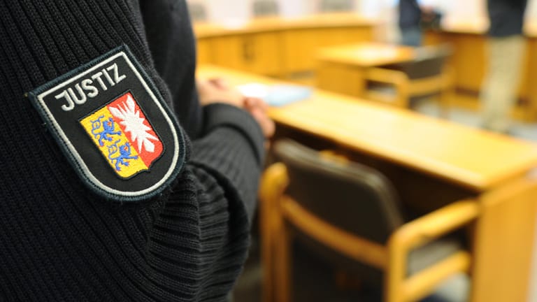 Ein schleswig-holsteinischer Justizbeamte steht im Landgericht Kiel: Für den Mordversuch an seiner Ehefrau wurde ein 71-Jähriger nun verurteilt.
