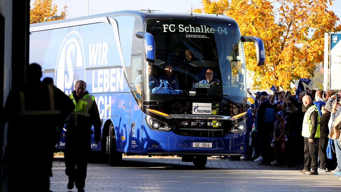 Mannschaftsbus des FC Schalke 04: Die Königsblauen kommen am Wochenende zum Derby nach Dortmund.