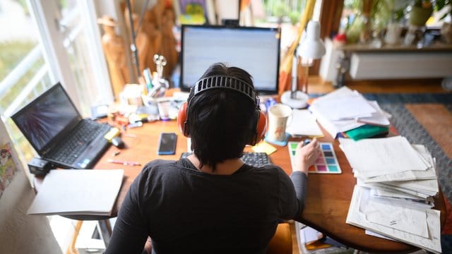 Jeder dritte Beschäftigte arbeitet laut einer Umfrage wegen der Corona-Krise inzwischen im Homeoffice.