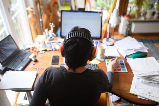 Jeder dritte Beschäftigte arbeitet laut einer Umfrage wegen der Corona-Krise inzwischen im Homeoffice.