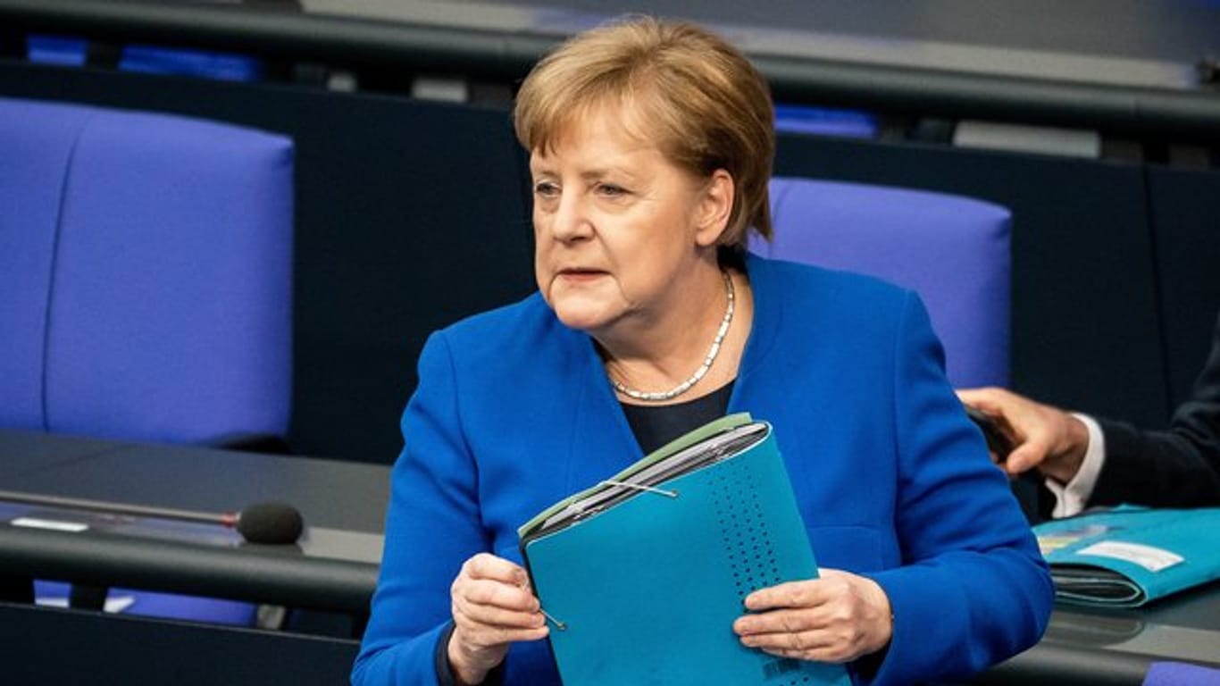 Bundeskanzlerin Merkel sprach bei einer Befragung durch Abgeordnete im Bundestag von einer "hybriden Kriegsführung" Russlands.