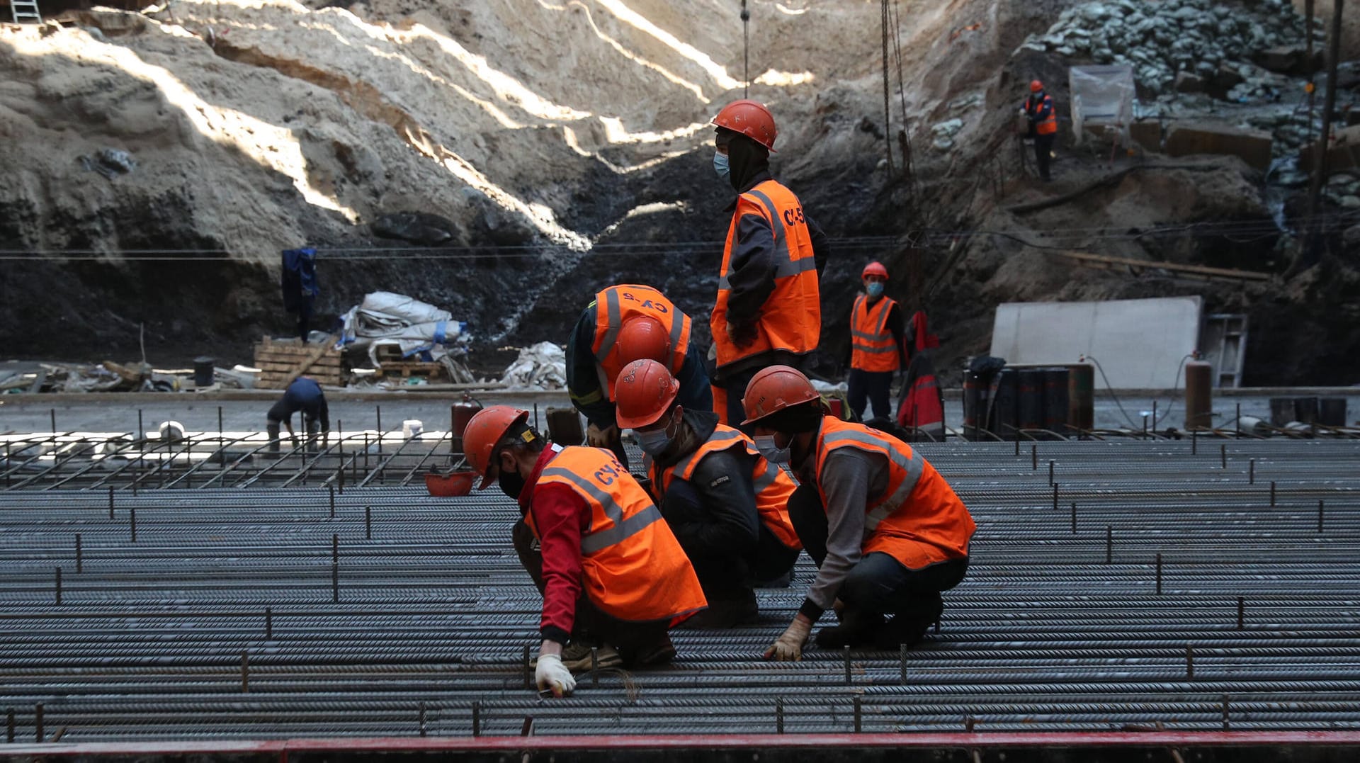 Nur mit Mundschutz: Auf Baustellen darf seit dieser Woche wieder gearbeitet werden.