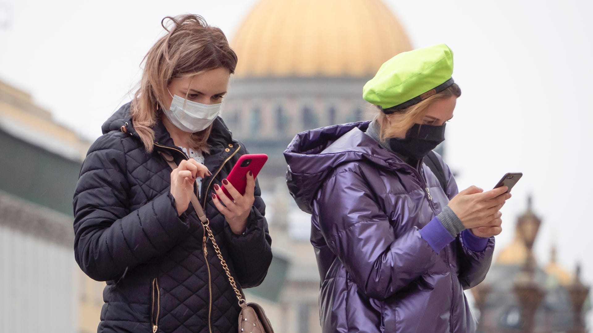 Junge Frauen in St. Petersburg: Seit dieser Woche sind die von der Regierung verordneten "Arbeitsferien" in Russland vorüber.