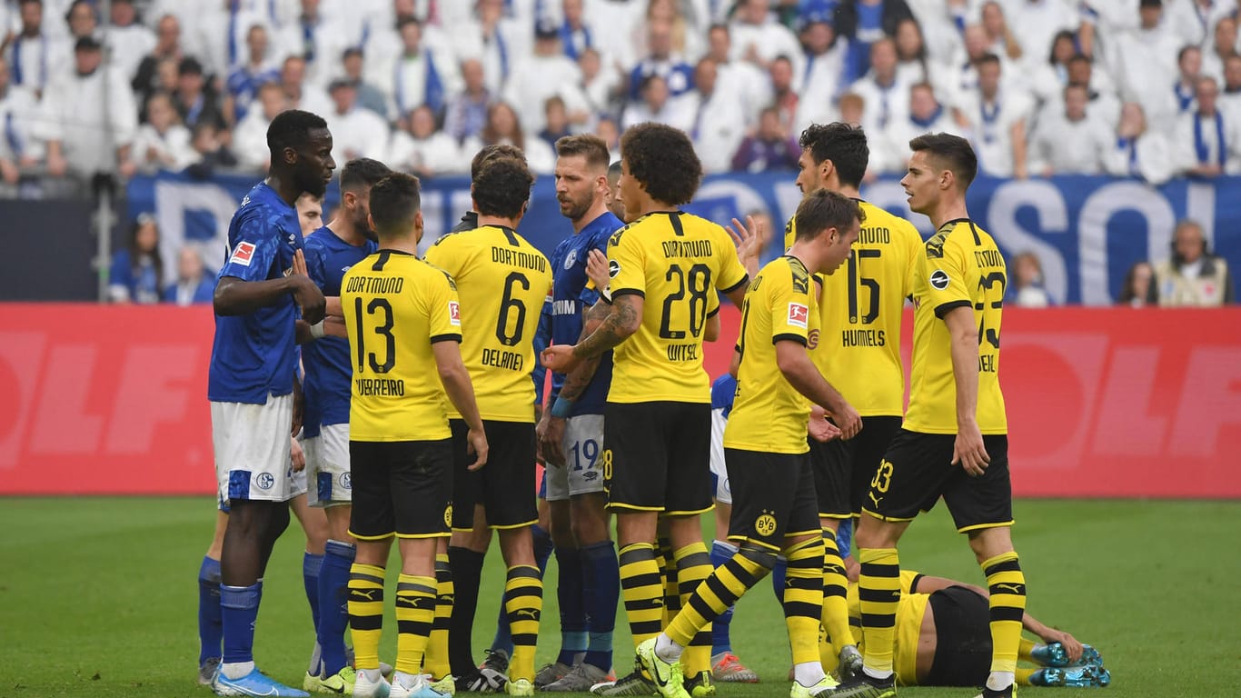 Borussia Dortmund gegen den FC Schalke 04 im Oktober vergangenen Jahres: Bald treffen die Klubs vor leeren Rängen aufeinander.