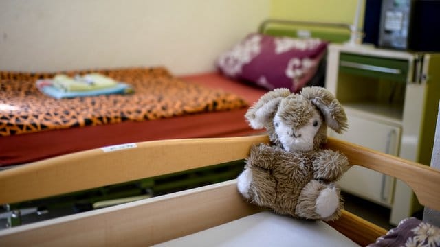 Ein Stofftier sitzt auf einem Bett in der der laut Senatsverwaltung bundesweit ersten Quarantäne-Station für Obdachlose. Ein Stofftier sitzt auf einem Bett in der der laut Senatsverwaltung bundesweit ersten Quarantäne-Station für Obdachlose.