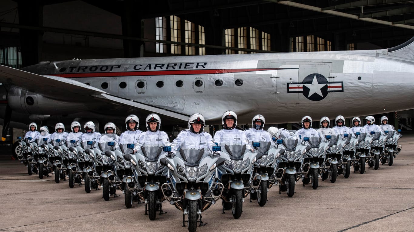 Polizisten sitzen auf neue Motorräder: Auf dem ehemaligen Flughafen Tempelhof fand die Übergabe der neuen Dienstfahrzeuge statt.