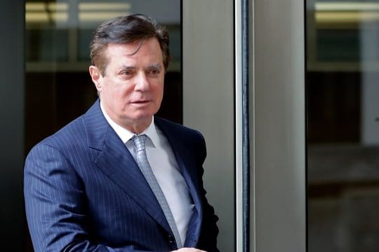 Paul Manafort, der ehemalige Wahlkampfleiter von US-Präsident Trump, verlässt ein Gericht.