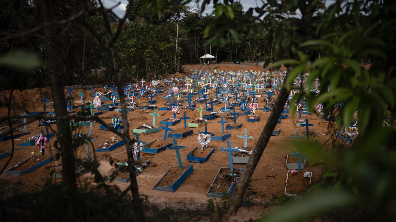 Frische Gräber auf einem Friedhof in Manaus: In der Großstadt im brasilianischen Dschungel stellt das Virus die Krankenhäuser vor große Probleme.