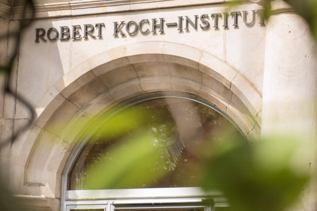Laut dem Robert Koch-Institut sinkt der Corona-Reproduktionsfaktor "R" auf 0,81.