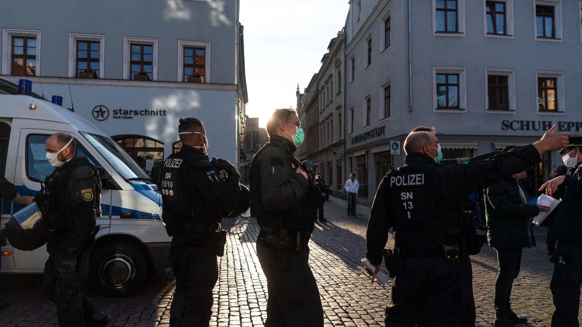 Polizisten bei einer Demonstration am 6. Mai in Pirna: Bei einer zweiten Versammlung wurden Beamte attackiert.