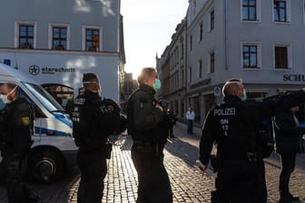Polizisten bei einer Demonstration am 6. Mai in Pirna: Bei einer zweiten Versammlung wurden Beamte attackiert.