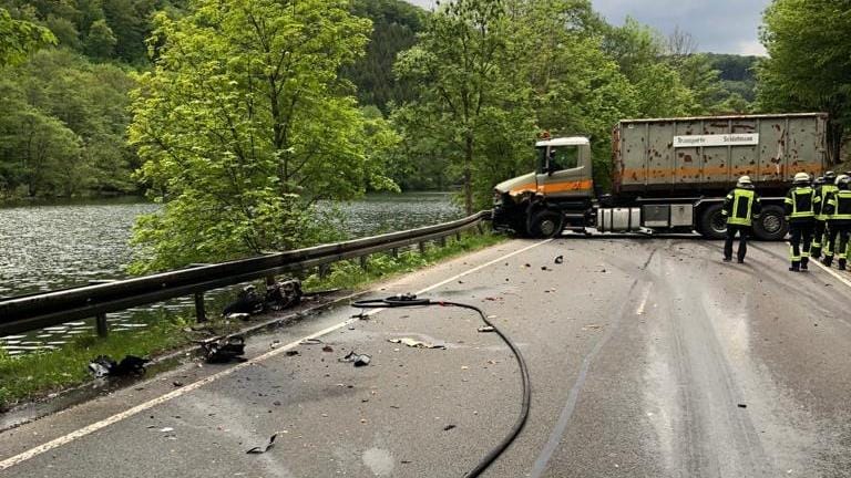 Unfallstelle im Sauerland: Ein Biker ist in einen Lkw geprallt und gestorben. Unfallstelle im Sauerland: Ein Biker ist in einen Lkw geprallt und gestorben.