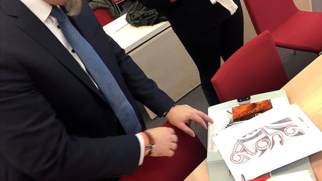 Der Beamte zieht vor Gericht, weil er sich den Schriftzug "Aloha" auf den Unterarm tätowieren lassen will, was laut Bayerischem Beamtengesetz verboten ist. Der Beamte zieht vor Gericht, weil er sich den Schriftzug "Aloha" auf den Unterarm tätowieren lassen will, was laut Bayerischem Beamtengesetz verboten ist.