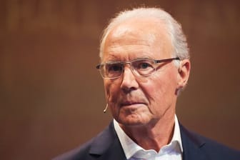 "Ich habe selber viele Spieler erlebt, die auf dem Trainingsplatz geglänzt haben und denen samstags im vollen Stadion die Nerven flatterten", sagt Franz Beckenbauer.