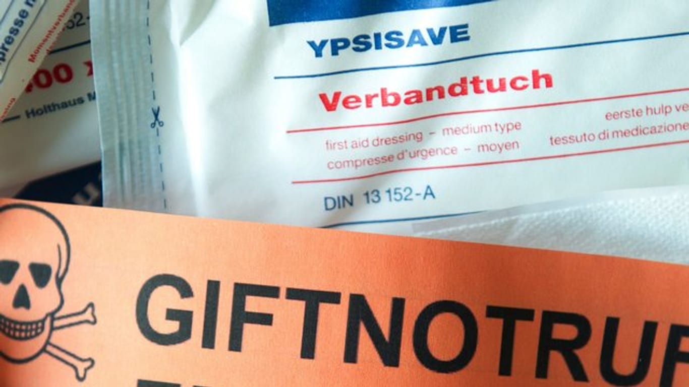 Ein Blatt mit der Giftnotrufnummer liegt in einem Verbandskasten (Symbolbild): Im Erfurter Giftinformationszentrum gingen in den vergangenen Monaten mehr Notrufe ein.