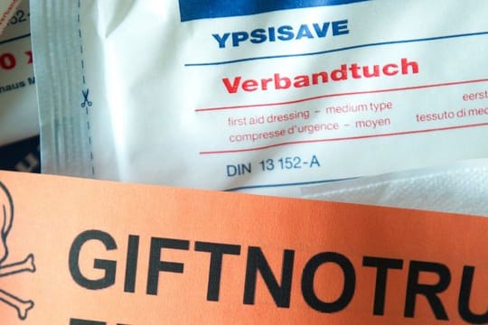 Ein Blatt mit der Giftnotrufnummer liegt in einem Verbandskasten (Symbolbild): Im Erfurter Giftinformationszentrum gingen in den vergangenen Monaten mehr Notrufe ein.