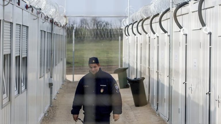 Ein ungarischer Polizist patrouilliert durch ein Lager für Asylsuchende an der Grenze zu Serbien.