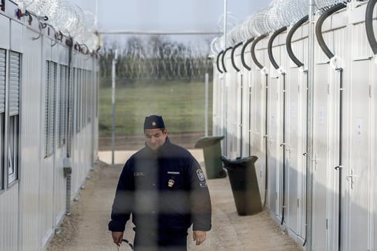 Ein ungarischer Polizist patrouilliert durch ein Lager für Asylsuchende an der Grenze zu Serbien.