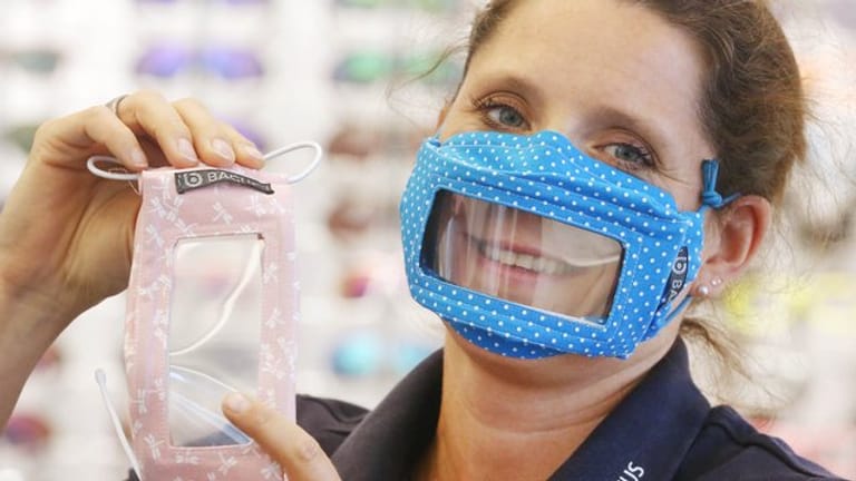 Sandra Bagus zeigt Schutzmasken mit Sichtfenstern: Dadurch können Hörgeschädigte Lippen lesen.