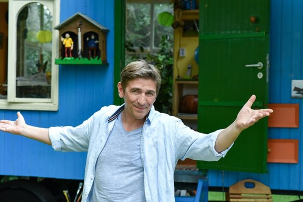 Fritz Fuchs (Guido Hammesfahr) vor seinem Bauwagen.