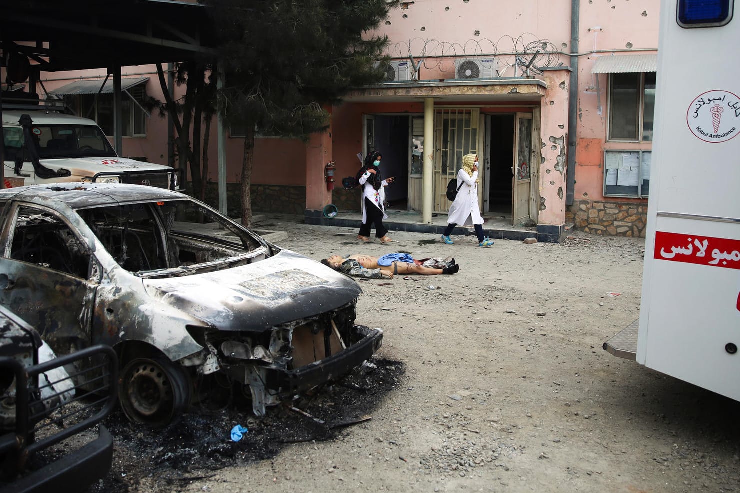 Der Hof eines afghanischen Krankenhauses nach einem blutigen Anschlag: Erneut kam es zu einem Angriff, es werden viele Tote befürchtet. (Archivbild vom 12. Mai 2020)