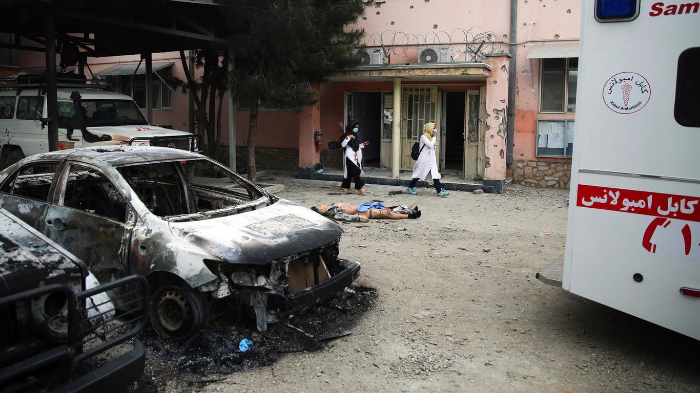 Der Hof eines afghanischen Krankenhauses nach einem blutigen Anschlag: Erneut kam es zu einem Angriff, es werden viele Tote befürchtet. (Archivbild vom 12. Mai 2020)