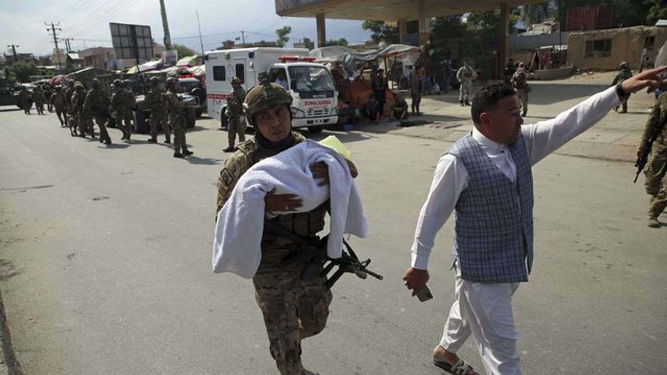 Nach dem Angriff auf eine Entbindungsklinik im westlichen Teil Kabuls.