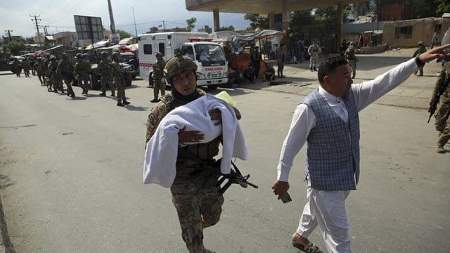 Nach dem Angriff auf eine Entbindungsklinik im westlichen Teil Kabuls. Nach dem Angriff auf eine Entbindungsklinik im westlichen Teil Kabuls.